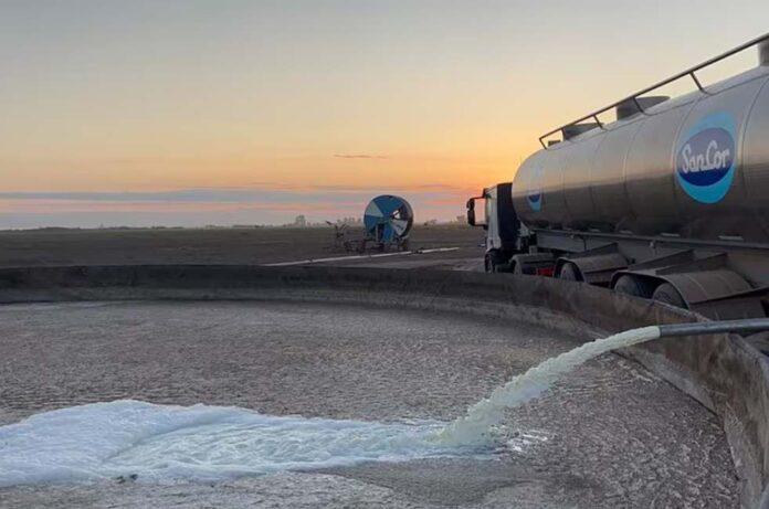 SanCor-tuvo-que-tirar-mas-de-100.000-litros-de-leche-por-el-conflicto-con-Atilra-696x461