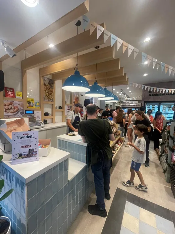 Vecinos en el evento apertura de Vacalin como en casa